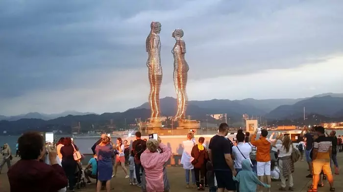 مجسمه علی و نینو